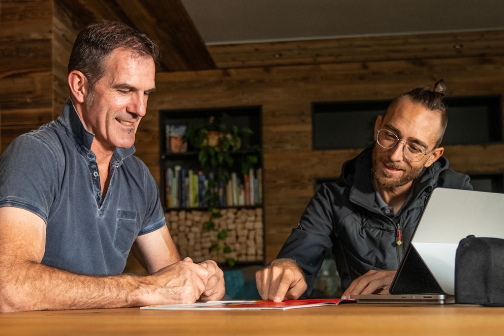 Hargassner-Partner Firma Widmann im Beratungsgespräch mit Armin Zöggeler